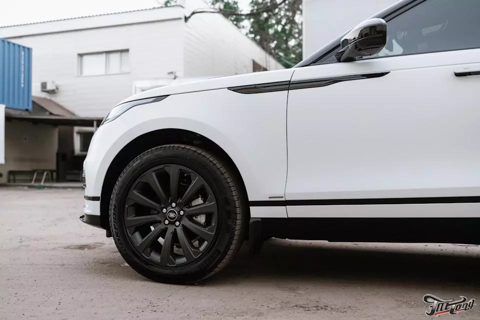 Range Rover Velar. Оклейка кузова в прозрачный матовый полиуретан. Оклейка всего черного глянца в глянцевый полиуретан. Оклейка крыши в черный полиуретан